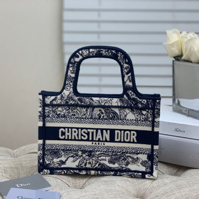 Dior迪奧 Mini Book Tote 復古又時髦的凹造型單品 精湛的刺繡工藝完美呈現 隨手一搭就能給搭配帶來亮點 mini號太闊愛了！小小的包型裝點零碎的小東西也很方便呐 誰用誰時髦 稀飯高顏值的小仙女必入噢 尺寸：