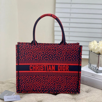 Dior迪奧 Book Tote I Love Paris 這款Book Tote手袋由 Dior女裝創意總監瑪麗亞·嘉茜婭·蔻麗（Maria Grazia Chiuri）設計，是體現Dior審美的主打單品。小號款式，可收