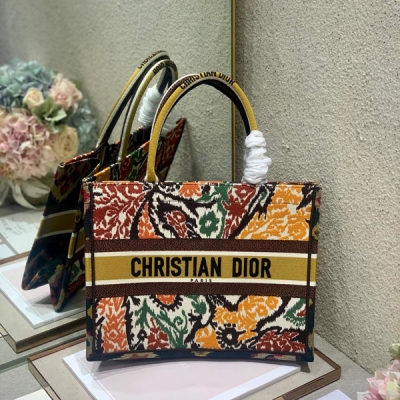 Dior迪奧 五色花 小號 Dior book tote 購物袋 這款Book Tote手袋靈感來自女裝創意總監瑪麗亞·嘉茜婭·蔻麗（Maria Grazia Chiuri）是體現Dior審美的主打產品。可收納各種日常用品