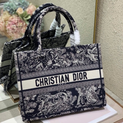 Dior迪奧 茹伊藍虎 小號 Dior book tote 購物袋 這款Book Tote手袋靈感來自女裝創意總監瑪麗亞·嘉茜婭·蔻麗（Maria Grazia Chiuri）是體現Dior審美的主打產品。可收納各種日常用