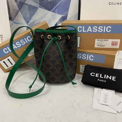 CELINE 夏季限量款 Celine folco 新老花水桶 綜合顏值和定價，這個凱旋門老花系列在櫃檯賣斷貨。前衛的配色更加獨特，搭配綠色牛皮，內裡壓制編碼S-GM-3199 尺寸：20*30*13