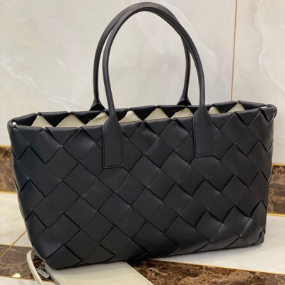 BV BOTTEGA VENETA 630817托特購物袋釆用lntrecciato nappa小羊皮以柔中帶剛的手感顧名思義，表裡如一，新設計師保留于經典 大膽創新注入新元素使之煥燃一新成為時尚界的新寵 包中配置小卡袋 