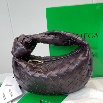 BOTTEGA VENETA BV 2021早春系列新品Mini Jodie 新做法是原有的基礎上圓化邊角，以經典編織皮革打結圓形hobo包，最有標誌性三角拉版設計，採用羊皮垂軟造型，超級適合凹造型 Jodie給人的感覺真