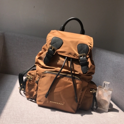 Burberry巴寶莉 Rucksack 軍旅背包8772棕色 現貨時裝周的主打配飾，款式輕便且防雨，肩帶採用舒適的加墊設計，並綴有精美的金屬鏈裝飾，採用Burberry Trench風衣獨創的密織、柔韌的尼龍材質，休閒中