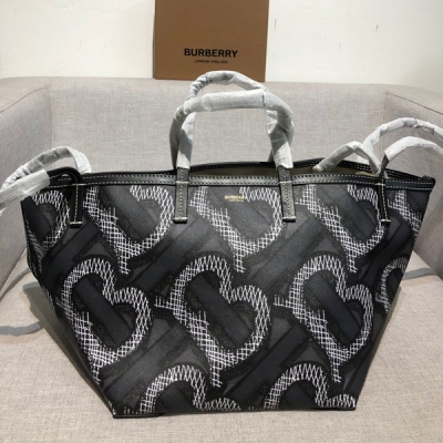 Burberry巴寶莉 隆重推出 Beach Tote 沙灘托特包，隨性的日常包款彰顯輕鬆慵懶的態度，選用專屬標識印花環保帆布打造。該環保帆布材質主要運用可再生資源製造，相較于傳統的塗層帆布，需要更少的水並會生成更少的二氧