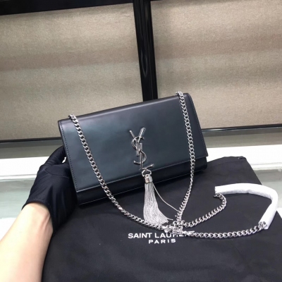 YSL SLP Yves Saint laurent聖羅蘭 鏈條流蘇挎包 專櫃新皮紋 煥然一新 摸過會上癮 低調不失奢華 這個包型做工真的無話說 可以負責任的說 正品也不過如此 進出專櫃毫無壓力的 給我一個專櫃我就是正品，