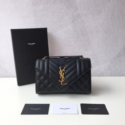 YSL Yves Saint laurent SLP聖羅蘭 新款 真皮球紋小信封包 它以絎縫紋理皮精心製成，配有拋光金色五金件，包括鏈式肩帶和翻蓋，方便你隨時拿取卡片和其它隨身小物 尺寸：21x13x6cm