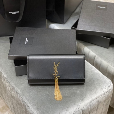 Yves Saint laurent YSL 聖羅蘭 Classic Kate手包 經典翻蓋手拿包 極具代表性的金屬logo標誌，進口義大利南非牛皮，簡單的流蘇裝飾，整體低調精緻又百搭，手拿包夾在手臂下or拿在手裡凹造型 