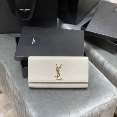 Yves Saint laurent YSL 聖羅蘭 Classic Monogram手包 經典翻蓋手拿包 極具代表性的金屬logo標誌，耐磨的魚子醬牛皮，整體低調精緻又百搭，手拿包夾在手臂下or拿在手裡凹造型 讓整體搭配