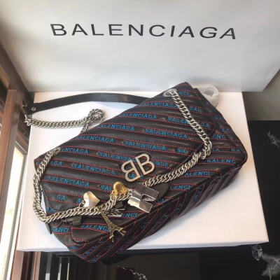 Balenciaga巴黎世家 2018最流行爆款 BB Round系列，黑皮繡藍色字，鏈條上搭配了巴黎鐵塔鏈條吊墜設計，非常獨特 個性，外觀繡著凹凸感特美的字母logo，有著現代設計感的弧形包蓋和包體，一改以往的休閒風格.