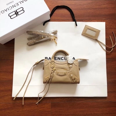 2019最新最流行新款 Balenciaga巴黎世家 機車包 Super Mini（超級迷你版 19 cm）正品型號Classic Nano 原單山羊皮配金邊五金流蘇皮帶，超迷你小包將潮爆整個夏季。喜歡的快下手 細節 型號