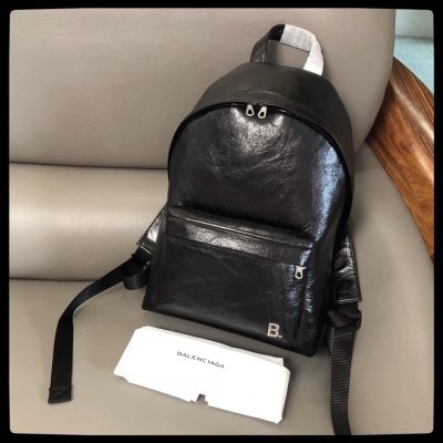 Balenciaga巴黎世家 最新品雙肩包 義大利進口爆裂羊皮，與朕品對版的爆裂紋羊皮，皮質柔軟，皮感更是舒服漂亮 實用容量十足的好，男女均可放心使用，新穎五金鐵嘜很特別 尺寸20/30cm，黑羊