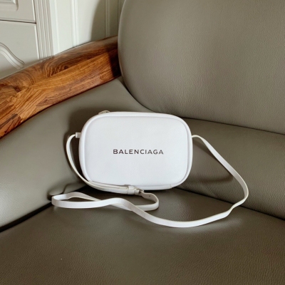 Balenciaga巴黎世家 正品型號：Everyday Camera 25cm 巴黎世家 相機斜挎小包，義大利小羊皮 裡外全皮 男女均可放心使用 帥到爆，特級流行，超喜歡 383白色大號