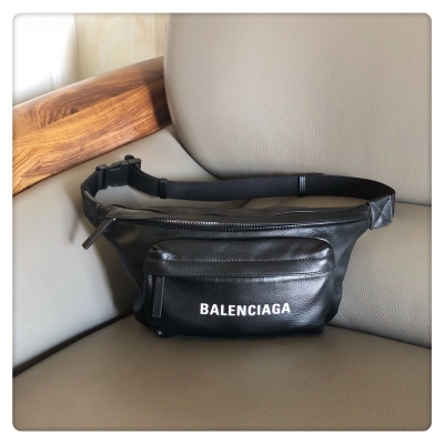 Balenciaga巴黎世家 酷勁十足的腰包兼胸包，蘊藏個性態度，為搭配注入無限潛力全黑風格，男女均可放心使用實用、潮流，百搭，夠酷夠帥的尺寸：32x17x5cm 原單進口小羊皮手感特別柔軟細膩 407黑色