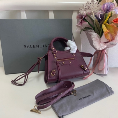 BALENCIAGA巴黎世家 推出全新機車包Neo Classic Mini酒紅色，平紋系列 以紀念品牌標誌Classic Bag誕生20周年 原單進口小牛皮，皮質柔軟，包身硬挺，復古率性又充滿個性大膽前衛的設計，經典又不