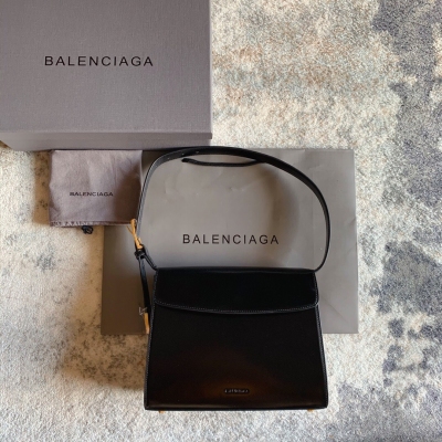 BALENCIAGA巴黎世家 頂級 Ghost 幽靈包，因看不出logo而備受青睞，這是一款極簡約純色短翻蓋設計，線條工整流暢，復古精緻，大器時髦，高端不失時尚，日常搭配也是非常不錯的尺寸26*20*9cm，原單進口box