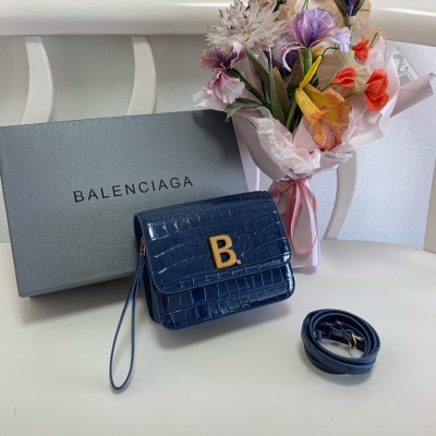 BALENCIAGA巴黎世家 大B 五金信封包，頂級最新鱷魚壓紋box bag 小羊皮內裡，特別高端，特別時尚，全民都適用的一款多隔層包包店主自留 狠推薦尺寸：19*14*7cm，進口原單小牛皮壓紋鱷魚 型號：1624寶藍