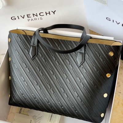 GIVENCHY紀梵希 最新款GIVENCHY Bond壓紋小牛托特包！正品購入！整個包裡外都是小牛製作、手感柔軟、容量又巨大、時尚又實用！註定了它可以裝下你的小世界，不止旅行也可以拿來當媽咪包、購物袋哦、內飾配手包可以拆