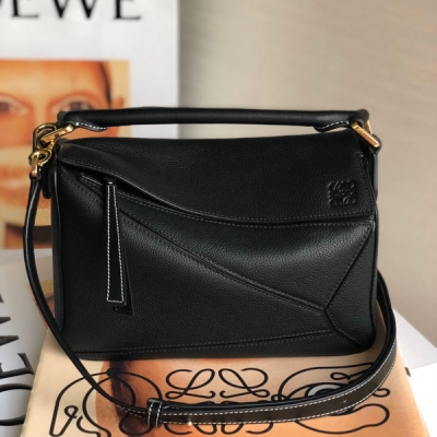 LOEWE羅意威 荔枝紋黑色 LOEWE Puzzle 顆粒紋小號～專櫃同步最新做法 專櫃同步最新版本，尺寸24?14-11CM,大容量，日常，出遊妥妥滴！閉眼入都不會後悔的顏色，2019專櫃同步最新做法， 介面，內裡托全