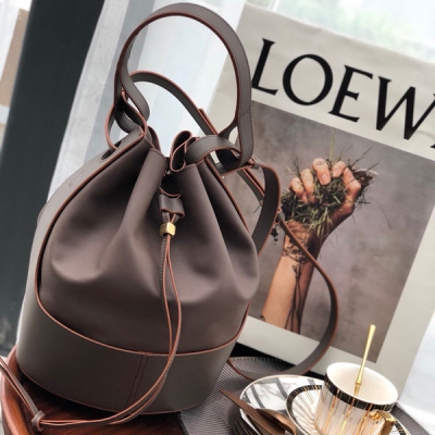 LOEWE羅意威 中號 巧克力 LOEWE Ballon 氣球包 專櫃熱騰騰 氣球 水桶包 ，以氣球為意象扭轉了我們對傳統水桶包的印象，採用結實細膩小牛皮搭配帆布，讓其擁有挺拔身姿，不管收納什麼東西都超級適合，再也不用擔心