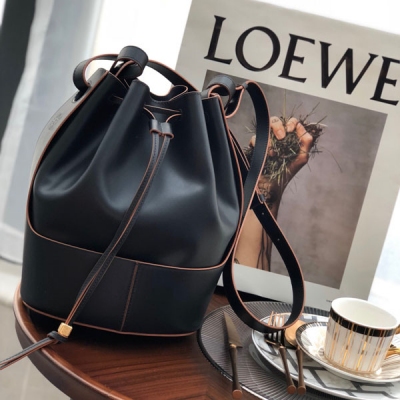 LOEWE羅意威 Balloon 氣球包 小號 專櫃熱騰騰 氣球 水桶包 ，以氣球為意象扭轉了我們對傳統水桶包的印象，採用細膩小牛皮搭配內裡磨砂皮，讓其擁有挺拔身姿，不管收納什麼東西都超級適合，再也不用擔心軟趴趴的水桶包了