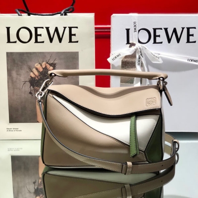 LOEWE羅意威 專櫃最新 沙杏拼色 小號PUZZLE 大容量，日常，出遊妥妥滴！尺寸24*14*11CM 專櫃同步最新做法，介面，內裡托全皮，細肩帶，底部無釘）採用進口西班牙小牛皮摸上去溫柔又舒適。皮料精確切割使它可自然