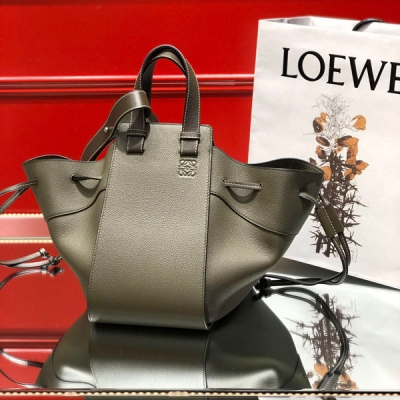 LOEWE羅意威 煥然一新hammock bag 老羅當家百變小金剛 又升級啦 新穎獨特拉繩式開口替代經典拉鍊設計，除了多了兩面優美設計，還多了一種背法，更實用，更舒適，叫能怎能不愛。各位博主已經入手，你還在等什麼？尺寸3