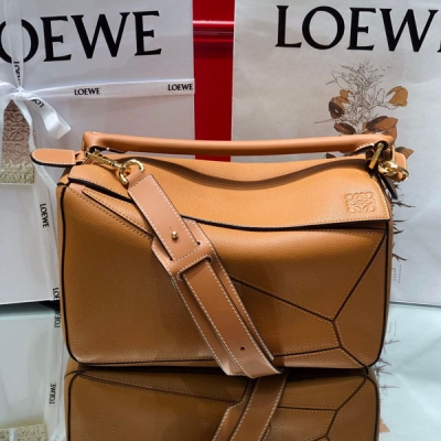 Loewe羅意威 Puzzle 荔枝紋焦糖中號 專櫃同步做法 專櫃同步最新版本，尺寸29*18*12CM,大容量，日常，出遊妥妥滴！閉眼入都不會後悔的顏色，專櫃同步最新做法，介面，內裡托全皮，拼接寬肩帶，底部釘）採用進口西