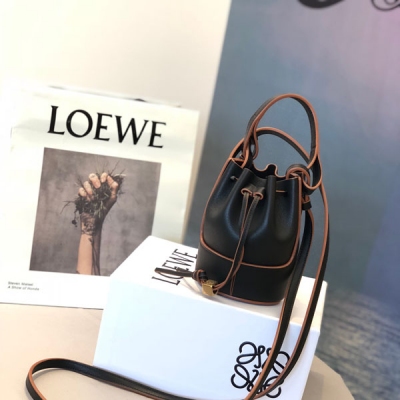 LOEWE羅意威 全新超迷你Nano Balloon 以柔軟napa小牛皮為材質，穩固的圓形底座之上，小牛皮內袋被堅實皮革外層所溫柔包裹。硬挺廓形中，亦不失柔軟質地！浪漫告白日，放飛氣球傳遞愛語 I LOEWE YOU 尺