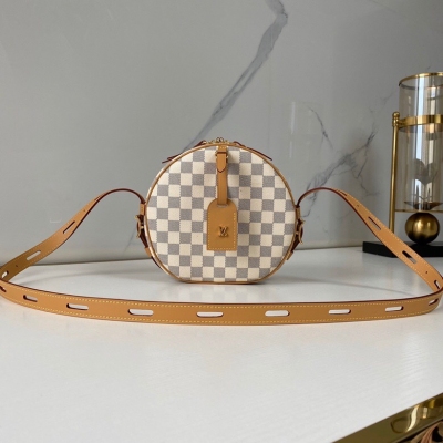 LOUIS VUITTON LV路易威登 獨家實拍M52294白格大號 軟圓餅 頂級原單 BOITE CHAPEAU 手袋M52294在2020春夏系列中，女裝藝術總監Nicolas Ghesquière以經典帽盒為原型，