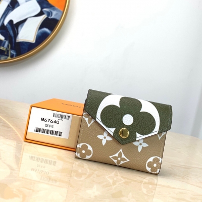 LOUIS VUITTON LV路易威登 M67640 綠色！ZOé WALLET 這款2019夏季系列特別版Zoé錢包以不同大小和顏色的Monogram帆布展現嶄新風貌。Zoé錢包精緻小巧，可存放於小型手袋、手拿包或口袋