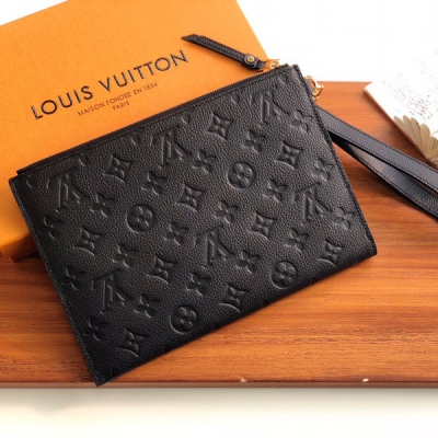 LOUIS VUITTON LV路易威登 M68705黑色 Mélanie 中號手拿包 取材柔軟 Monogram Empreinte 皮革，表面微微浮現 Monogram 壓紋，搭配可拆卸腕帶、V形前袋與卡位，展現優雅與