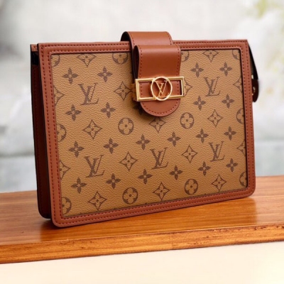 LOUIS VUITTON LV路易威登 M44178 黃花手包 DAUPHINE 手包此款 Dauphine 手包以 Monogram 帆布製成，Dauphine 系列的標誌性元素，再現復古外觀、小牛皮飾邊，拉鍊封口設計