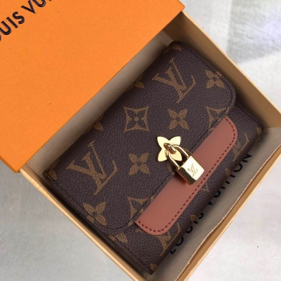 LOUIS VUITTON LV路易威登 M67504 海外特供專櫃貨此款錢夾的設計優雅柔美，以兩個路易威登經典標誌裝飾：花卉及掛鎖。採用帆布製作，綴以一個皮革前袋及內襯，空間足以容納日常隨身物品。這款小巧版本錢包可收納入