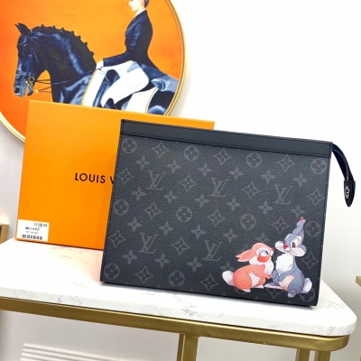 LOUIS VUITTON LV路易威登 M61692 手繪桑普兔！ 此款由全新標誌性黑灰Monogram Eclipse帆布裁制而成，此款風格硬朗的全新Pochette Voyage中號手袋可輕鬆收納個人必備物品。尺寸2