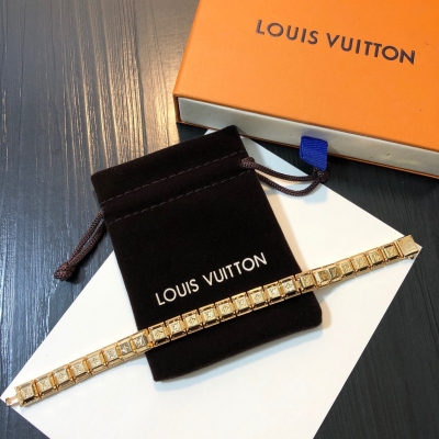 LV路易威登 LOUIS VUITTON 這款 Nanogram Tennis 手鐲將方形金屬飾釘巧妙連接。飾釘上鏤刻的 Monogram 花卉與 LV 字母交錯排列，盡顯優雅。既可單獨佩戴，也可與其他腕飾堆疊。鏤刻 Mo