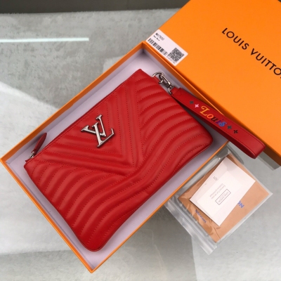 LOUIS VUITTON LV路易威登 M67500 特別介紹 海外特供（專櫃貨） New Wave 拉鍊手拿包以摩登態度重新定義隨行收納方式。柔軟小牛皮塑造出 New Wave 系列標誌性的波紋絎縫，可將信用卡或智能手