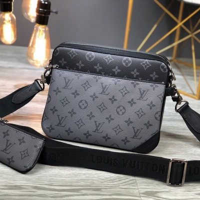 LOUIS VUITTON LV路易威登 配套專櫃包裝 Pochette Trio郵差系列 M69443銀灰色三合一 尺寸：25×18×7CM