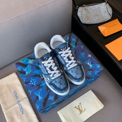 LOUIS VUITTON LV路易威登 2020新款牛仔運動鞋，頂級品質！很多明星都有秀，一眾大牌裡，入選好穿、百搭、顏色出挑的運動鞋。採用專櫃一致的進口PVC透明漸變牛仔布面，整個鞋子看起來簡單又大方，情侶款！碼數3