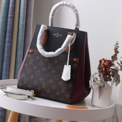 Louis Vuitton LV 路易威登 M45409 FOLD TOTE 中號手袋 于2020 秋季推出全新 Fold Tote 中號手袋，將柔美設計與實用功能兼收並蓄。展開折疊式皮革襯料即可釋放容量，寬幅皮革肩帶和