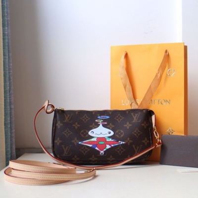 Louis Vuitton LV 路易威登 M51980村上隆絲印 村上隆合作限量款，絕版美物！！有錢都難買到系列，調皮可愛且獨特的風格設計打破了傳統老花的沉悶，珍貴、極品、非常少有的款，收藏家愛好者看過來。尺寸：23.5