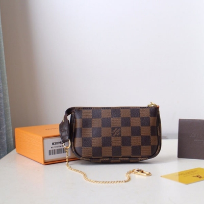 Louis Vuitton LV 路易威登 MINI POCHETTE ACCESSORIES 小手袋 m58009老花 這款小提包適用於收納化妝品或各色隨身物件，設有金色黃銅鏈條，將提包系扣到手袋或牛仔褲，輕而易舉。4.