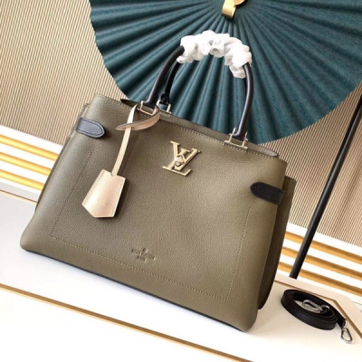 Louis Vuitton LV 路易威登 M53730 M55325 M53645 M53647 Lockme Day 手袋選用粒面小牛皮融合優雅外型與實用功能。LV 鎖扣和鑰匙包等柔美細節襯托簡約線條，挺括的結構帶來充