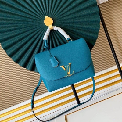 Louis Vuitton LV 路易威登 M55222 M55060 M55214 M53771 VOLTA 手袋小牛皮構築 Volta 手袋的靈巧構型，V 字母添綴優雅氣質。全皮大logo蓋頭女士郵差 輕盈設計內含多個