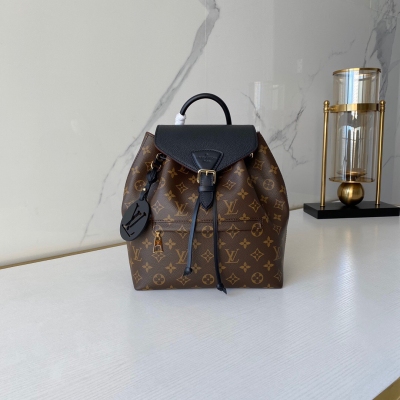 LOUIS VUITTON LV路易威登 M45515 1994 年問世的 Montsouris 雙肩包此次身披 Monogram Empreinte 壓紋皮革，點綴復古金屬搭扣和 LV 掛飾。拉鍊外袋實現便捷取放，可調節