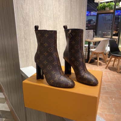 LOUIS VUITTON LV路易威登 秋冬新款高跟短靴Silhouette及踝靴擁有時髦俐落的外觀造型與緊致貼合的舒適腳感，MonogramFlower花紋的後跟格外亮眼！鞋面進口漆皮、進口老花皮，羊皮內裡及墊腳，義