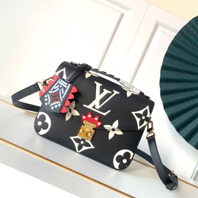 LOUIS VUITTON LV 路易威登 M45384 M45385頂級原單 本款 Pochette Métis 手袋以壓紋皮革呈現超大 Monogram 印花，搭配頂部編織手柄、塗鴉風格掛飾和 S-lock 鎖扣，即刻