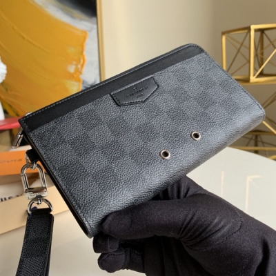 LOUIS VUITTON LV路易威登 M60379 Zippy Dragonne拉鍊錢包。致敬路易威登旅行和製作旅行箱的傳統，錢夾飾有旅行風格貼片和路易威登標識。這款錢夾內部緊湊，設計簡潔，是日常使用的理想選擇。尺寸：