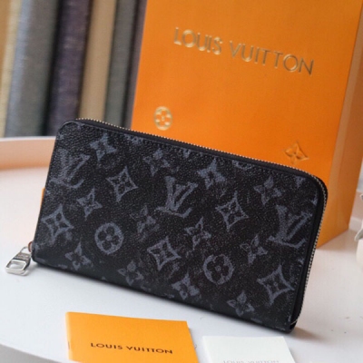 LOUIS VUITTON LV路易威登 M80020 長款拉鍊錢包 這款Brazza錢包源自2021初春系列，採用Monogram Pastel Noir帆布製成，黑色和灰色Monogram圖案經Virgil Abloh