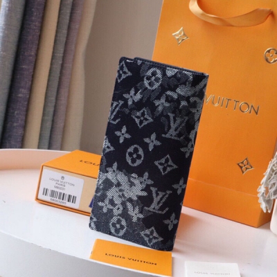 LOUIS VUITTON LV路易威登 這款Brazza錢包 M80032 源自2021初春系列，以Virgil Abloh全新Monogram Tapestry帆布打造，印花完美揉合Monogram圖案和花氈形狀。錢包